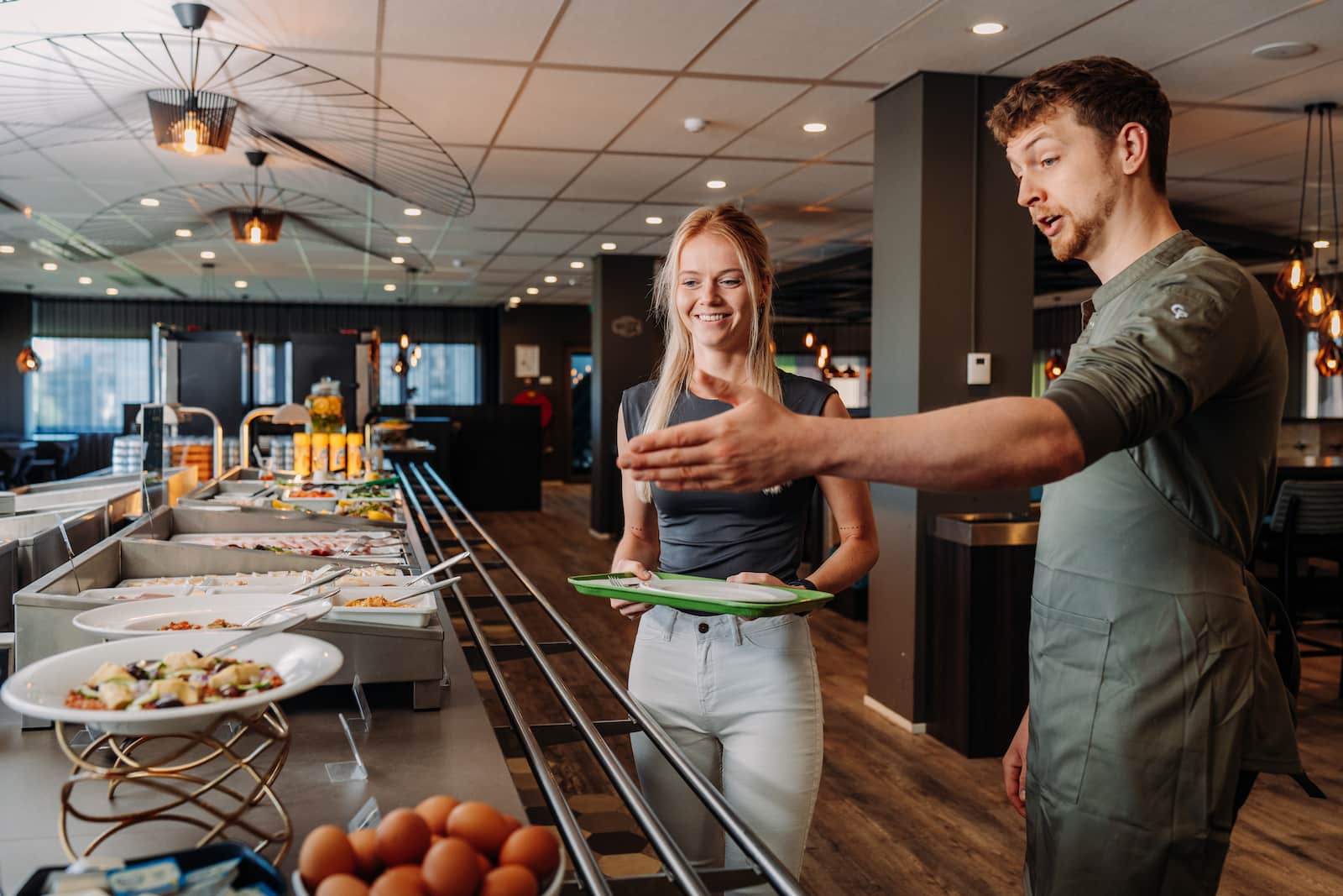 buffet uitleg aan gast